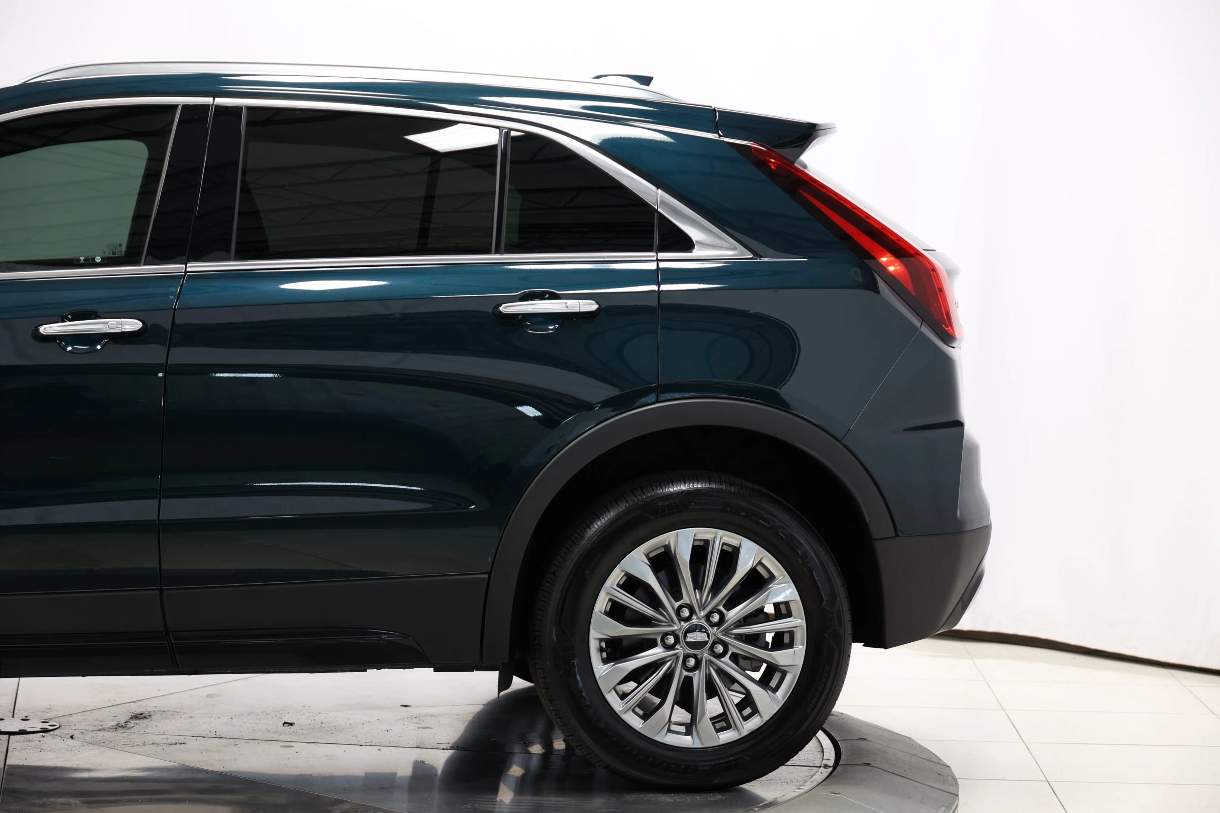 Used 2024 Cadillac XT4 Premium Luxury image 8