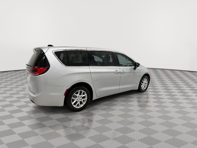 Used 2024 Chrysler Pacifica Touring-L image 11
