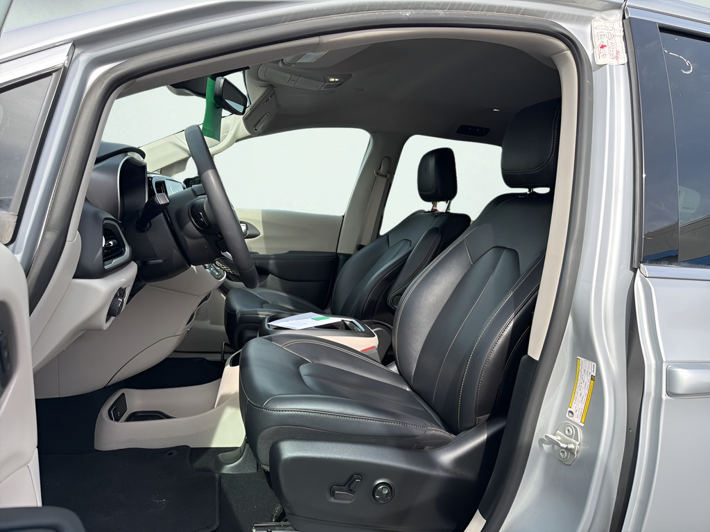 Used 2024 Chrysler Pacifica Touring-L FWD image 25