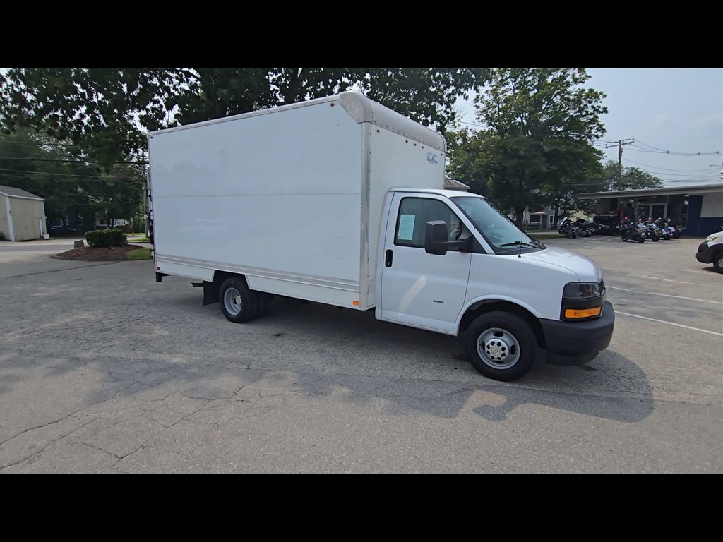 Used 2018 Chevrolet Express 3500 w/ Driver Convenience Package image 2