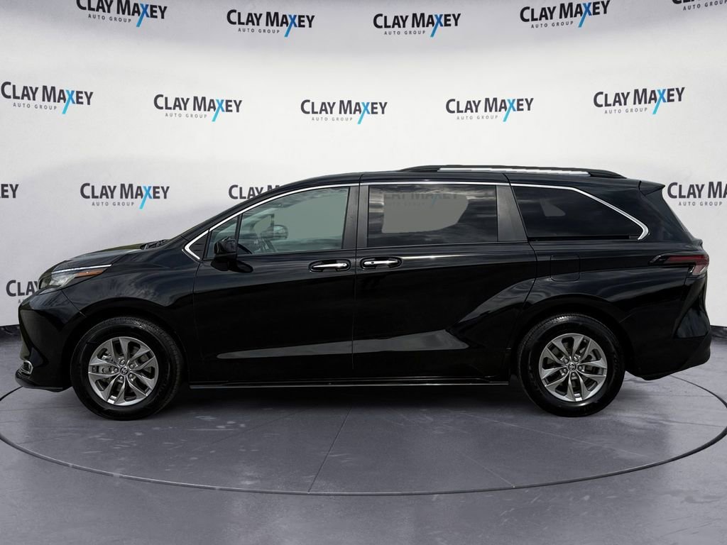 Used 2024 Toyota Sienna XLE FWD image 2