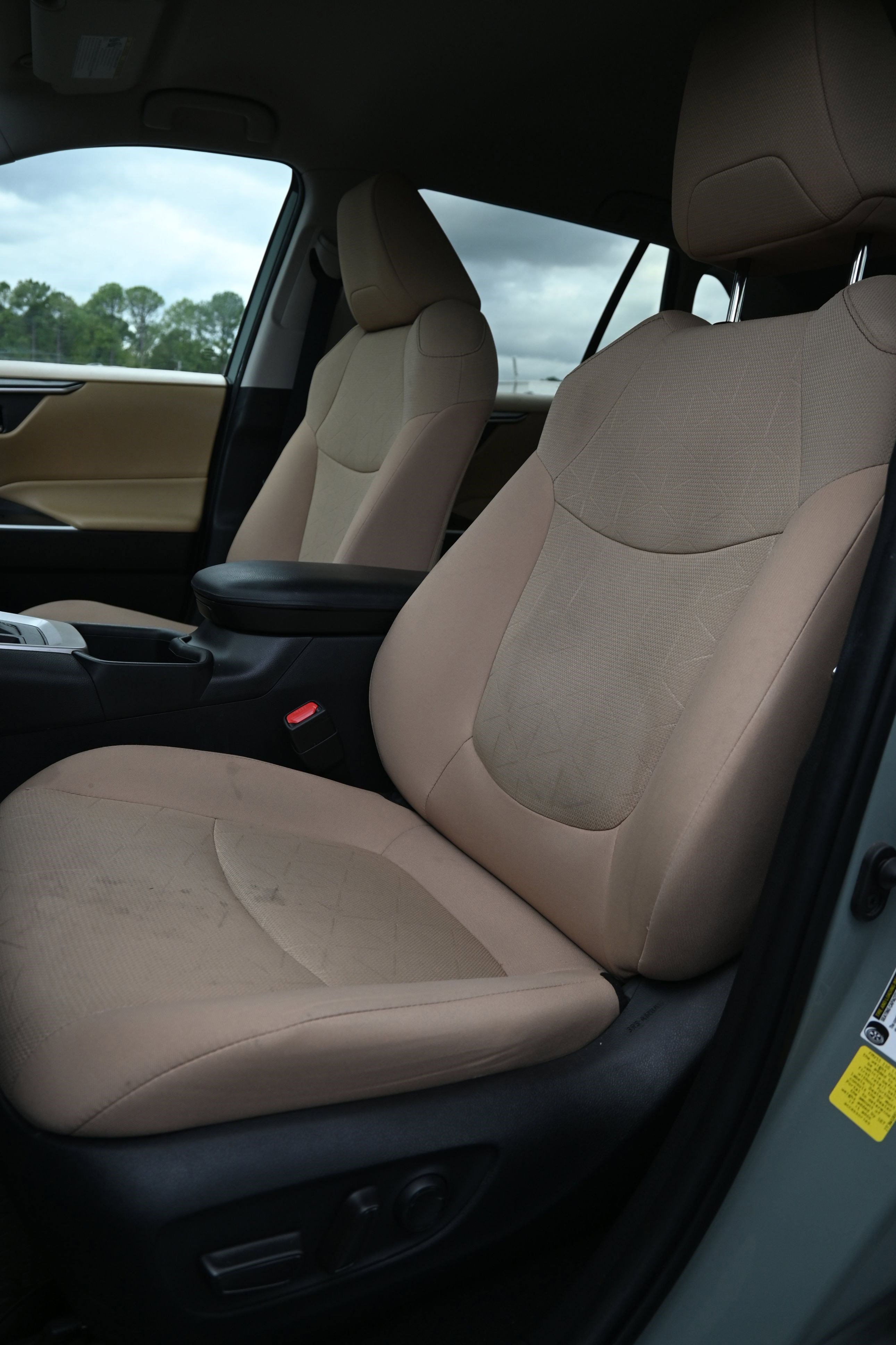 Used 2022 Toyota RAV4 XLE image 17