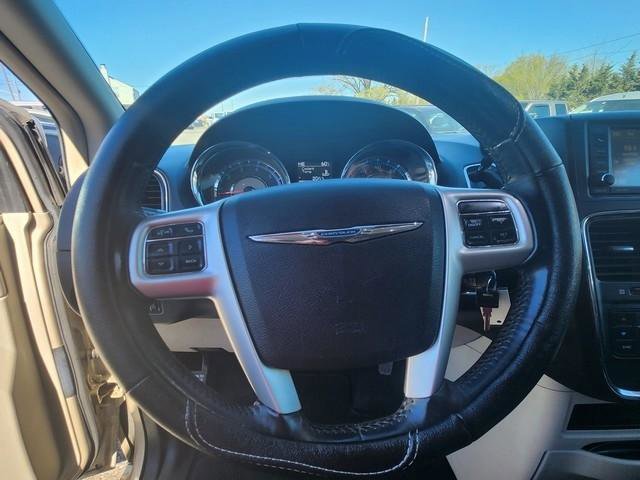 Used 2015 Chrysler Town & Country Touring FWD image 12