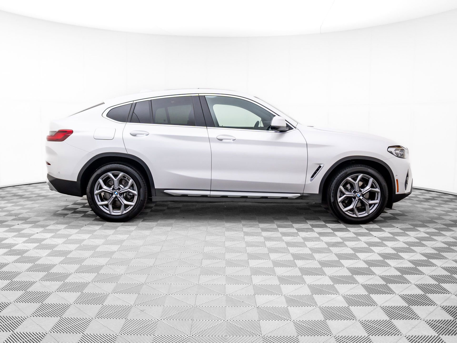 Certified 2025 BMW X4 xDrive30i w/ Premium Package image 6