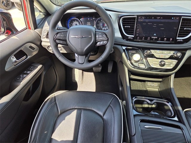 Used 2025 Chrysler Pacifica Limited image 14