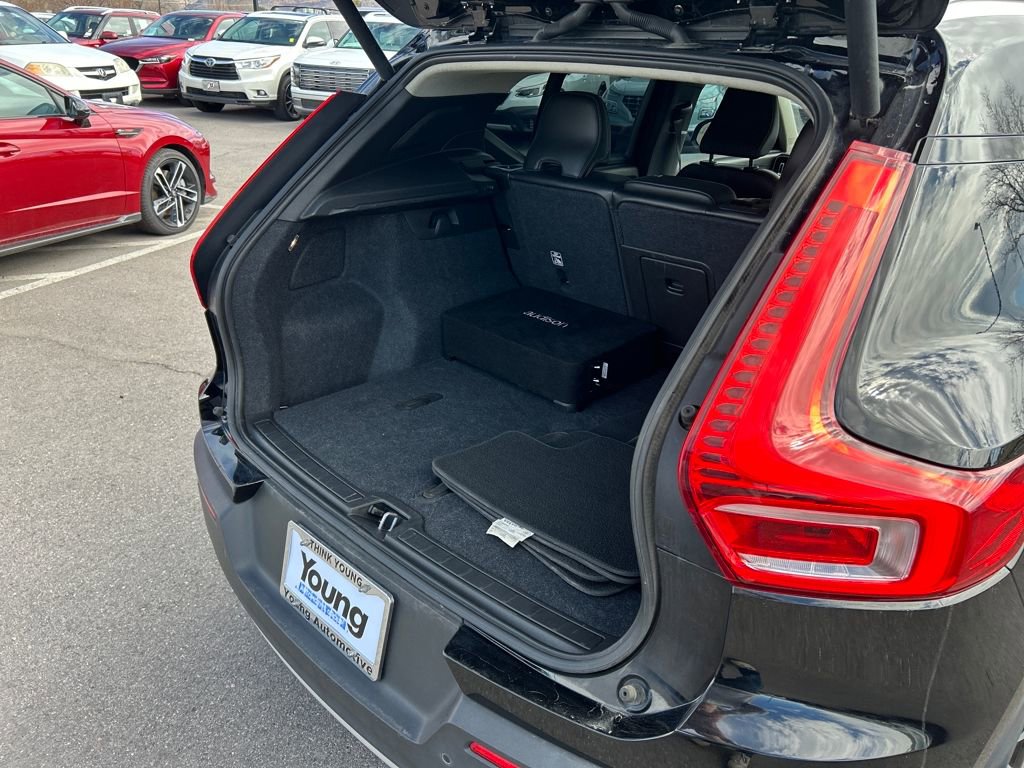 Used 2019 Volvo XC40 T5 Momentum image 32