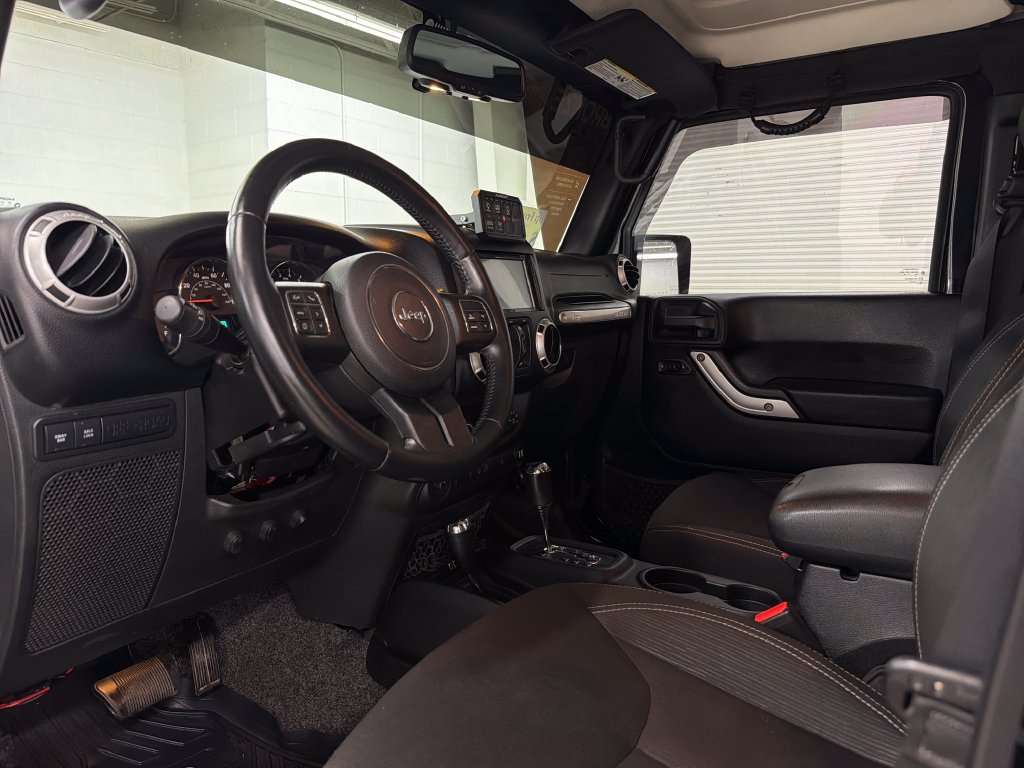 Used 2015 Jeep Wrangler Unlimited Rubicon w/ Connectivity Group AWD/4WD image 4