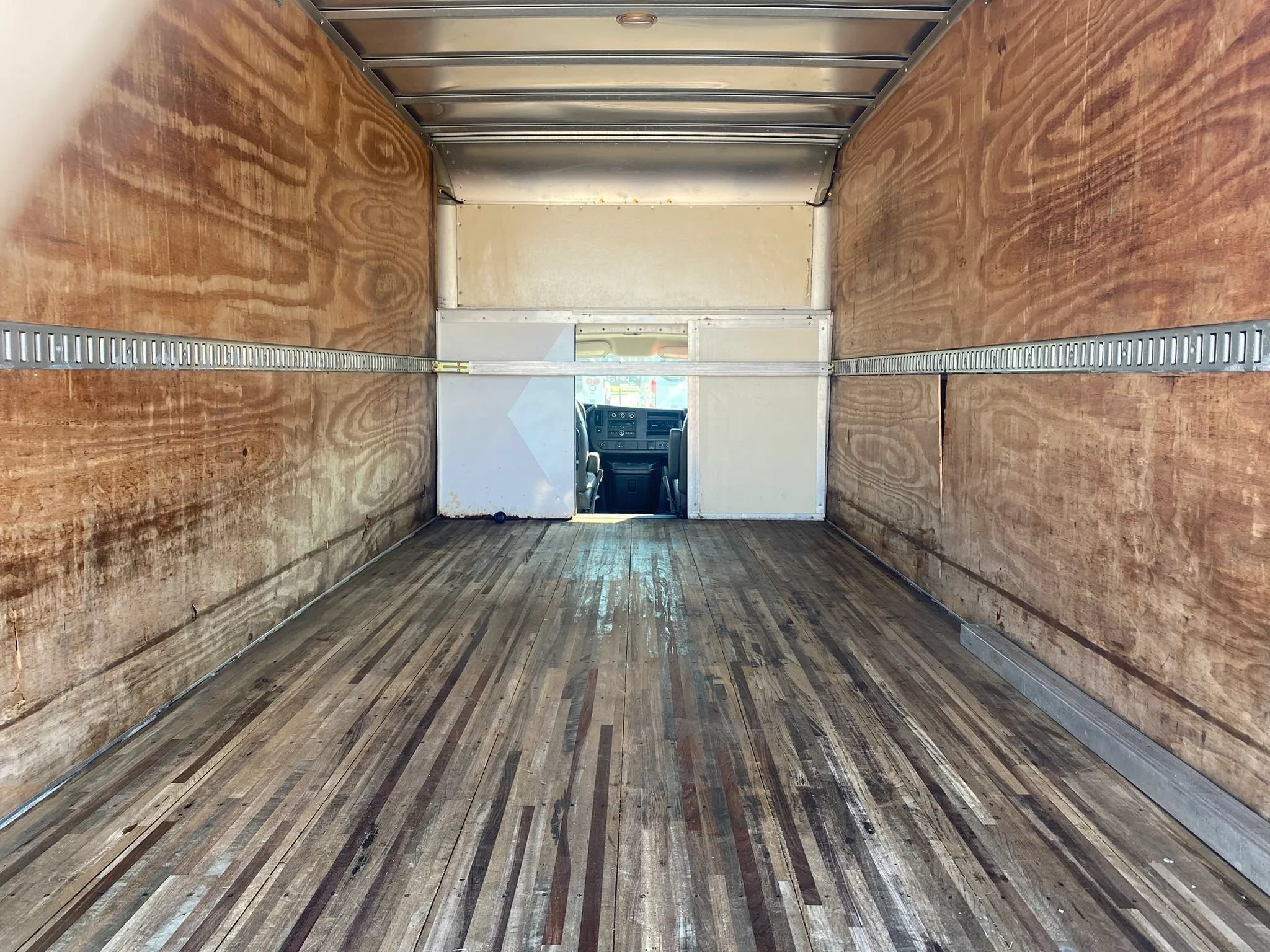 Used 2017 Chevrolet Express 4500 Extended RWD image 21