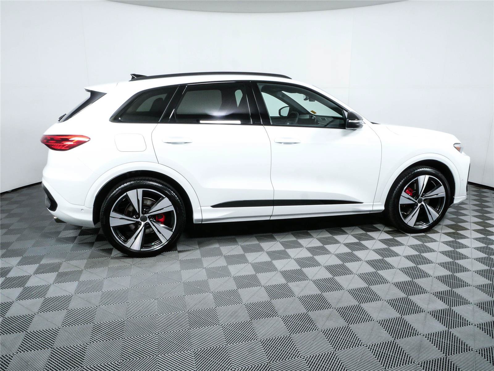 New 2026 Audi SQ5 Prestige AWD/4WD image 2
