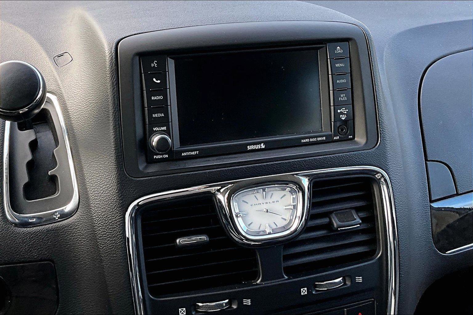 Used 2015 Chrysler Town & Country Touring-L w/ Driver Convenience Group image 8