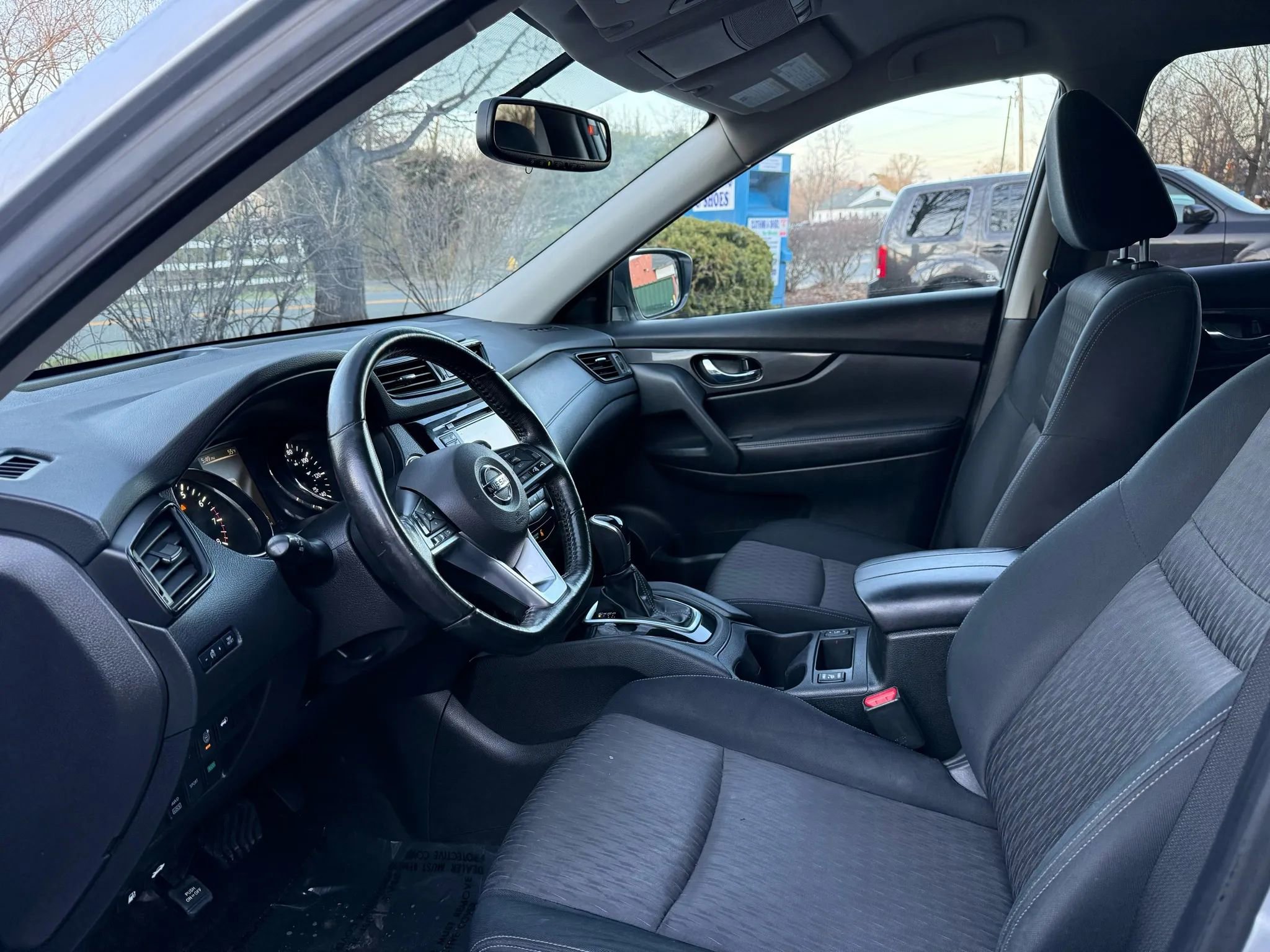 Used 2017 Nissan Rogue SV w/ SV Premium Package image 27