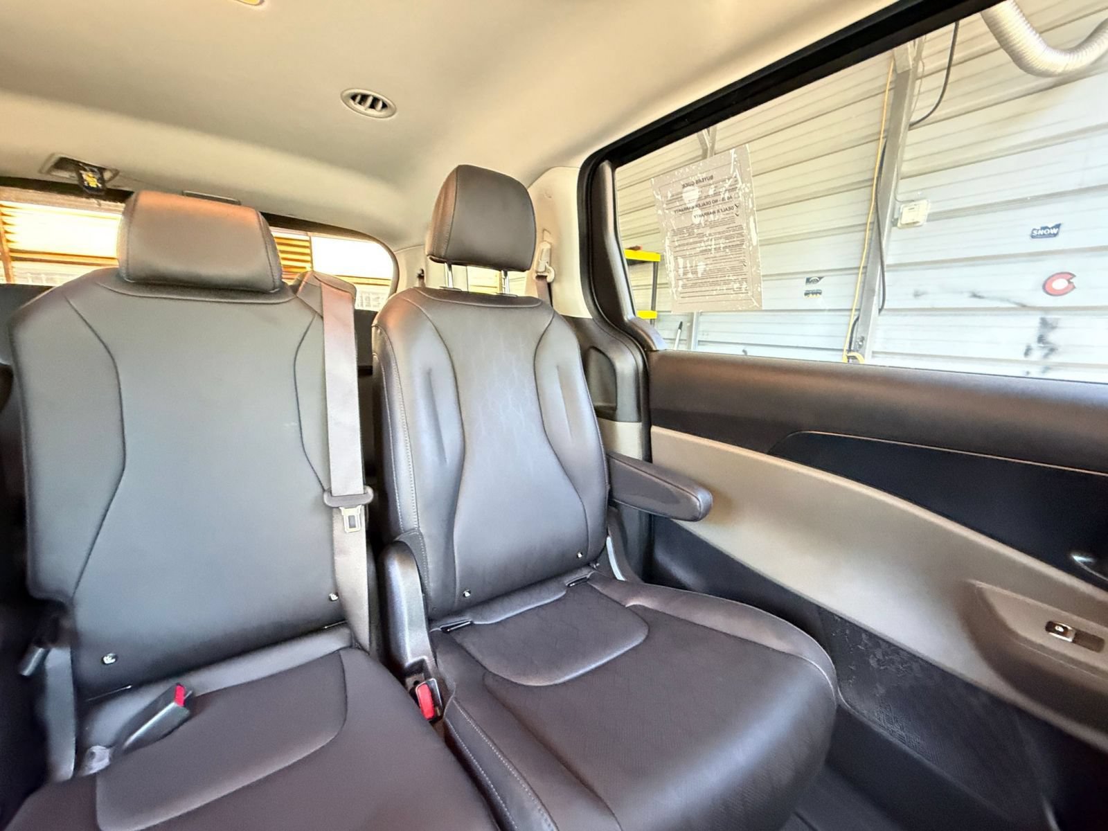 Used 2026 Kia Carnival FWD image 34