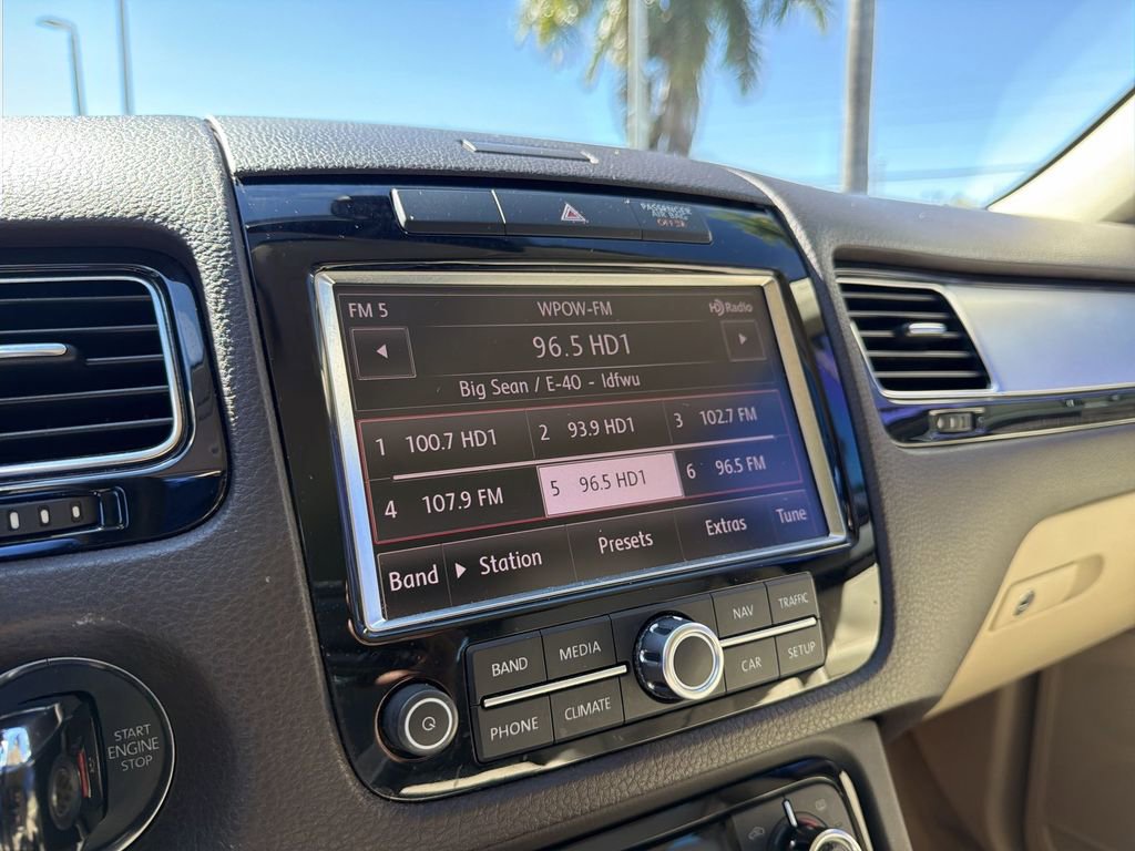 Used 2013 Volkswagen Touareg Sport image 23