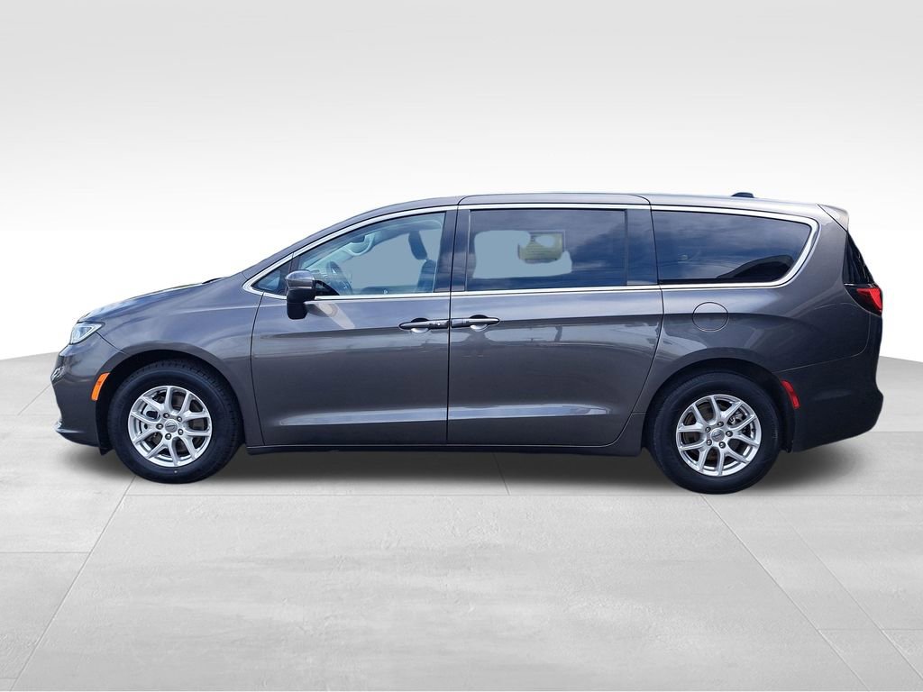 Used 2023 Chrysler Pacifica Touring-L FWD image 2