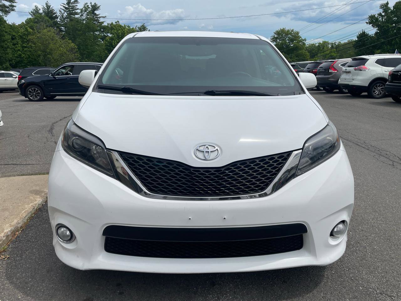 Used 2015 Toyota Sienna SE FWD image 2