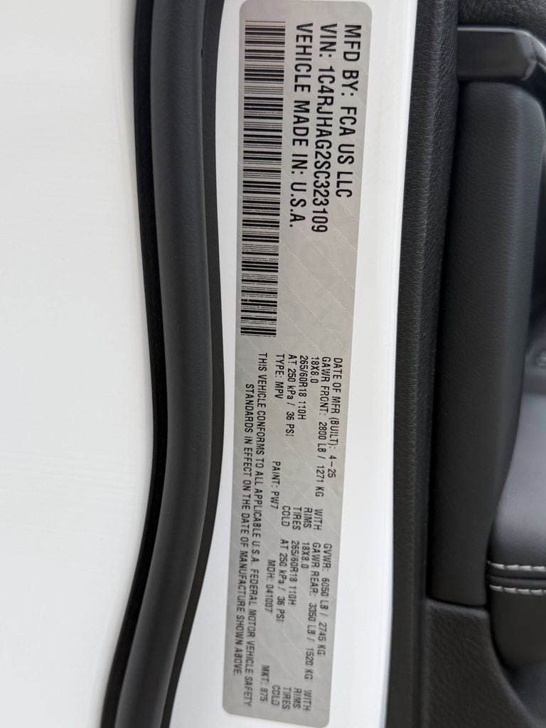 Used 2025 Jeep Grand Cherokee Altitude AWD/4WD image 32