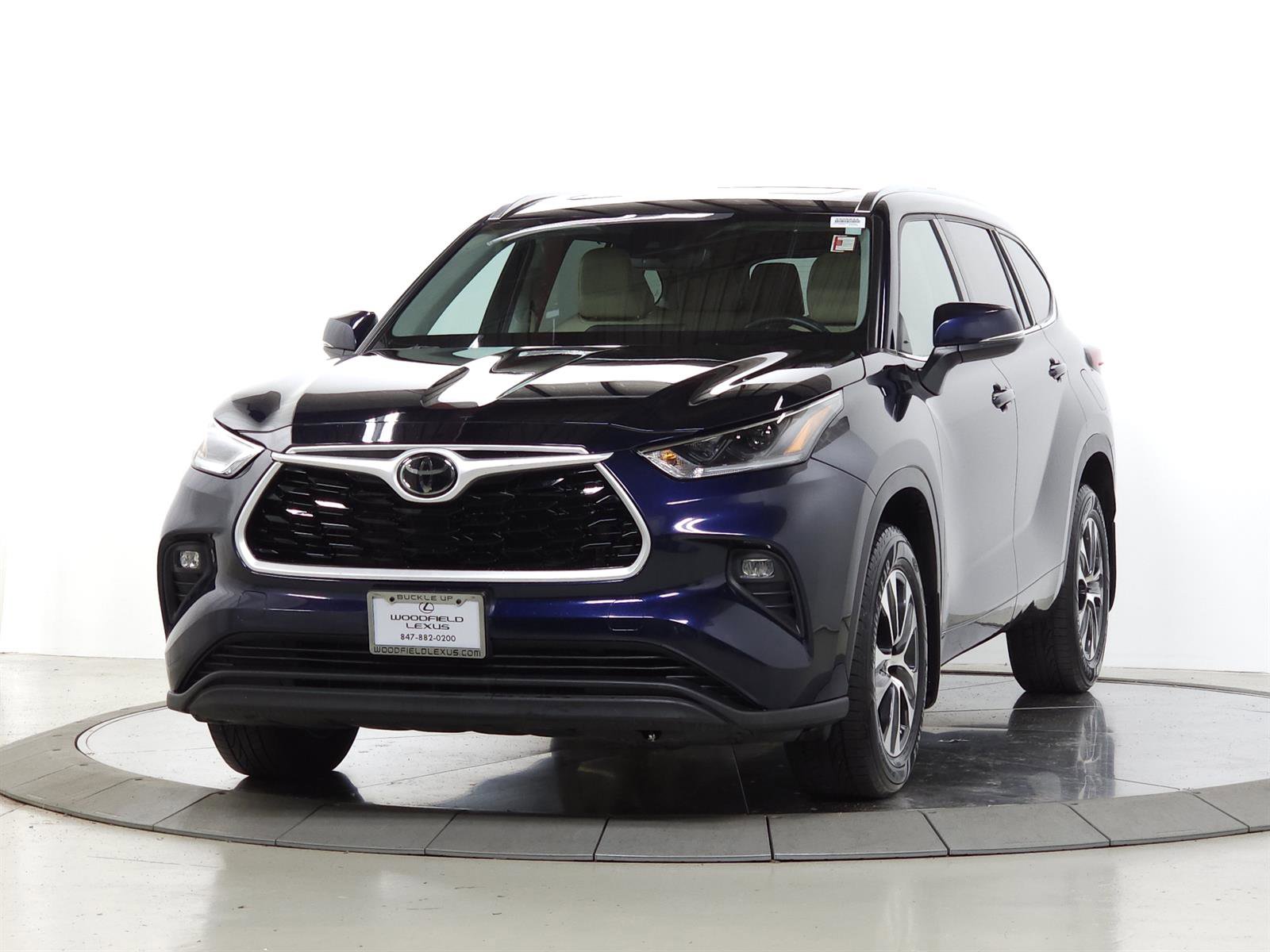 Used 2021 Toyota Highlander XLE AWD/4WD video 3