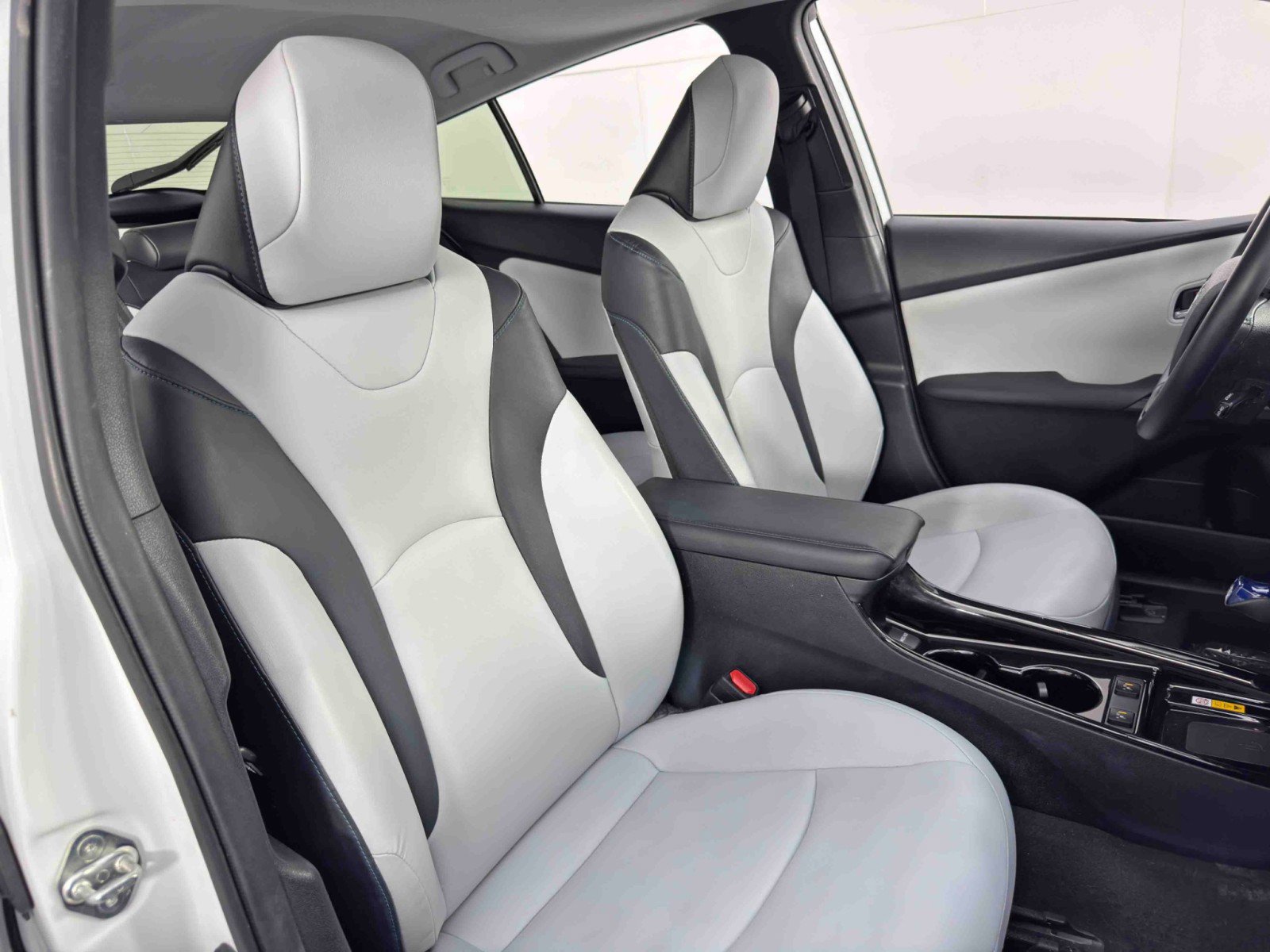 Used 2022 Toyota Prius XLE w/ Premium Convenience Package image 35