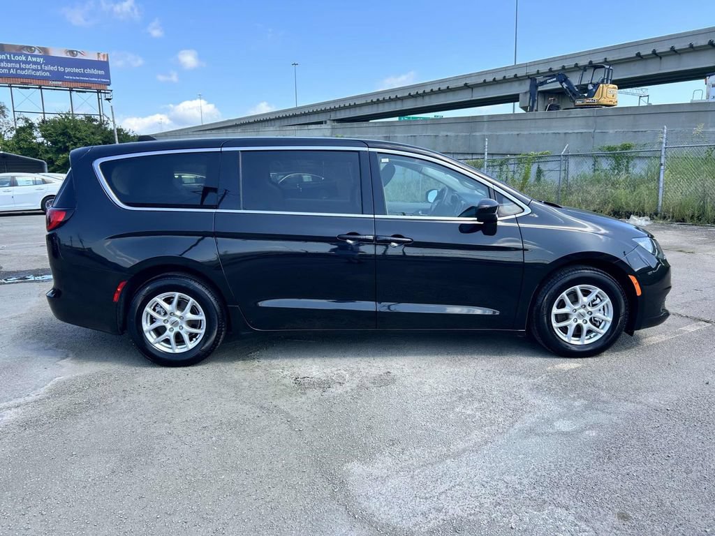 Used 2022 Chrysler Voyager LX FWD image 2