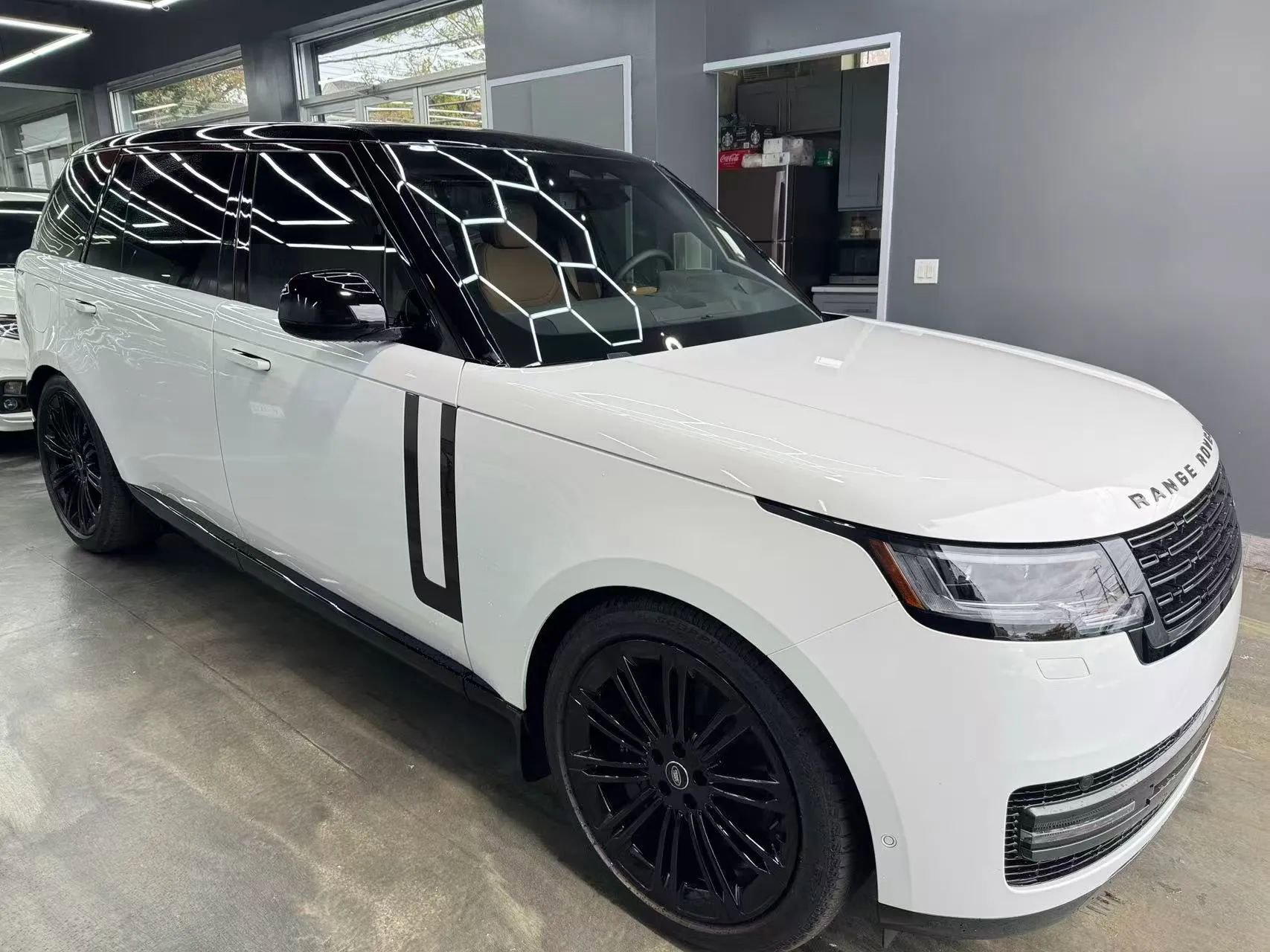 Used 2025 Land Rover Range Rover Long Wheelbase SE image 3