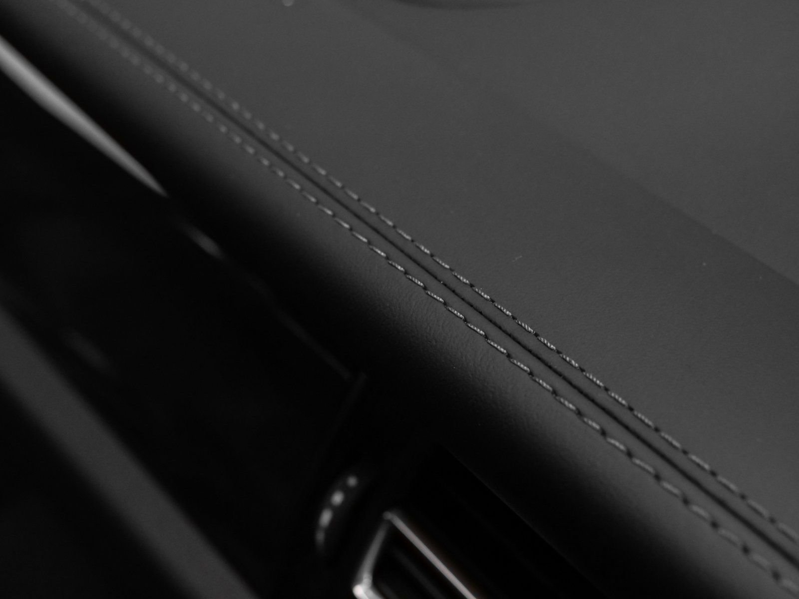 Certified 2025 Porsche Macan image 22