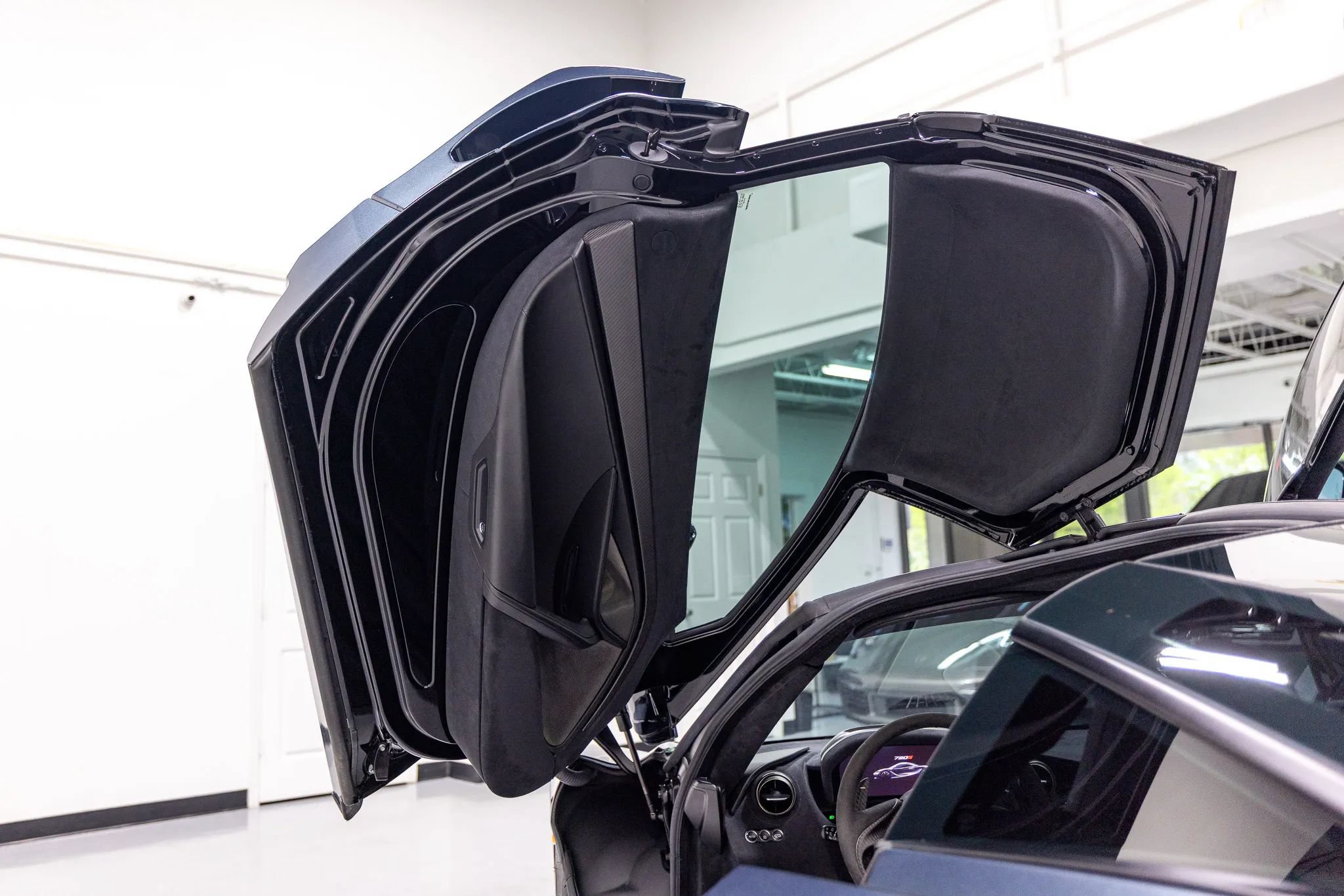 Used 2018 McLaren 720S Performance RWD image 37