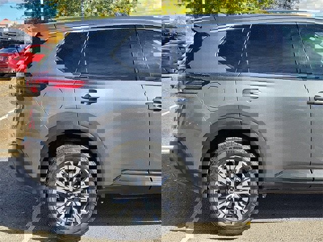 Used 2021 Nissan Rogue SV image 4