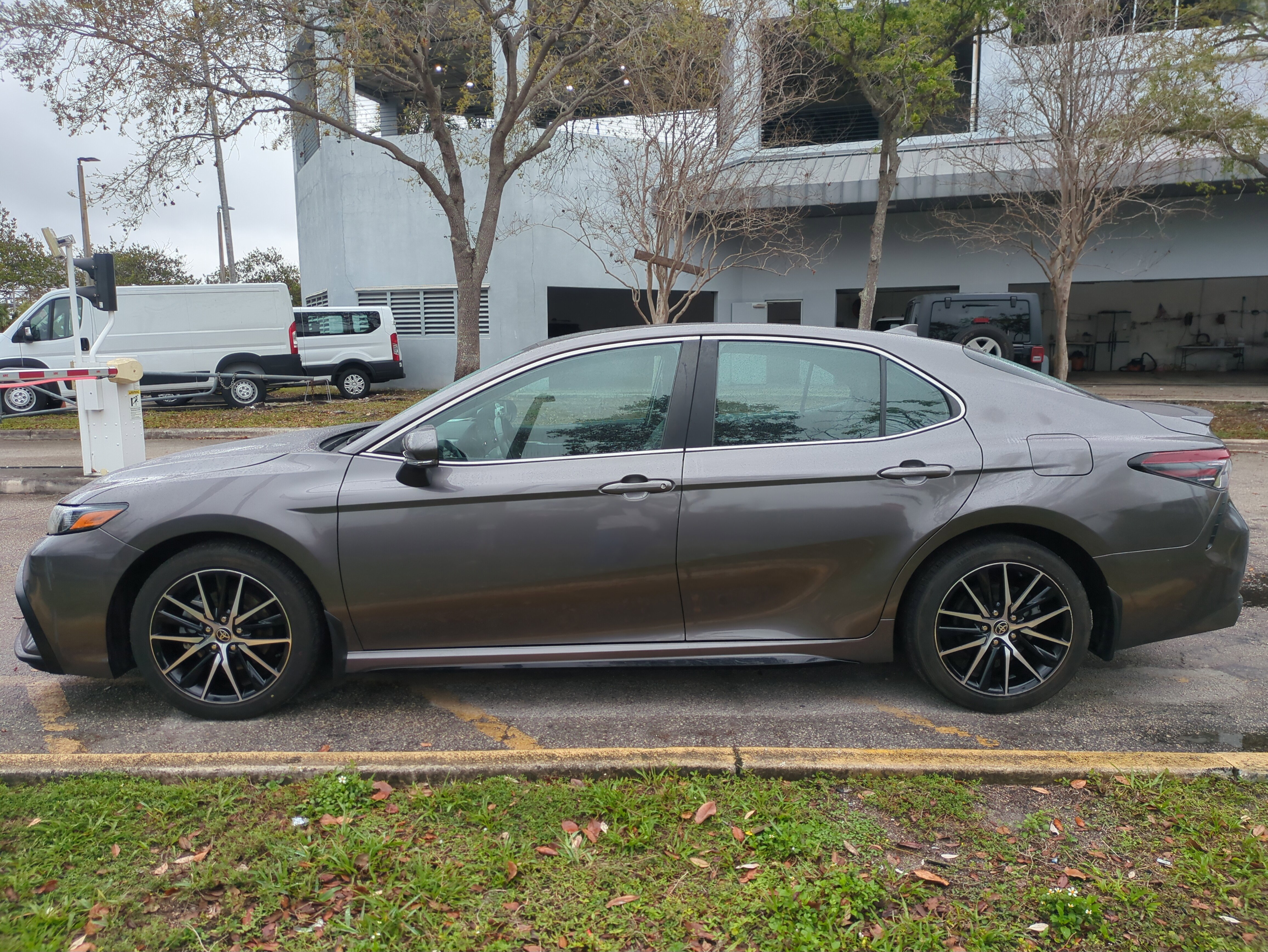 Used 2023 Toyota Camry SE image 8
