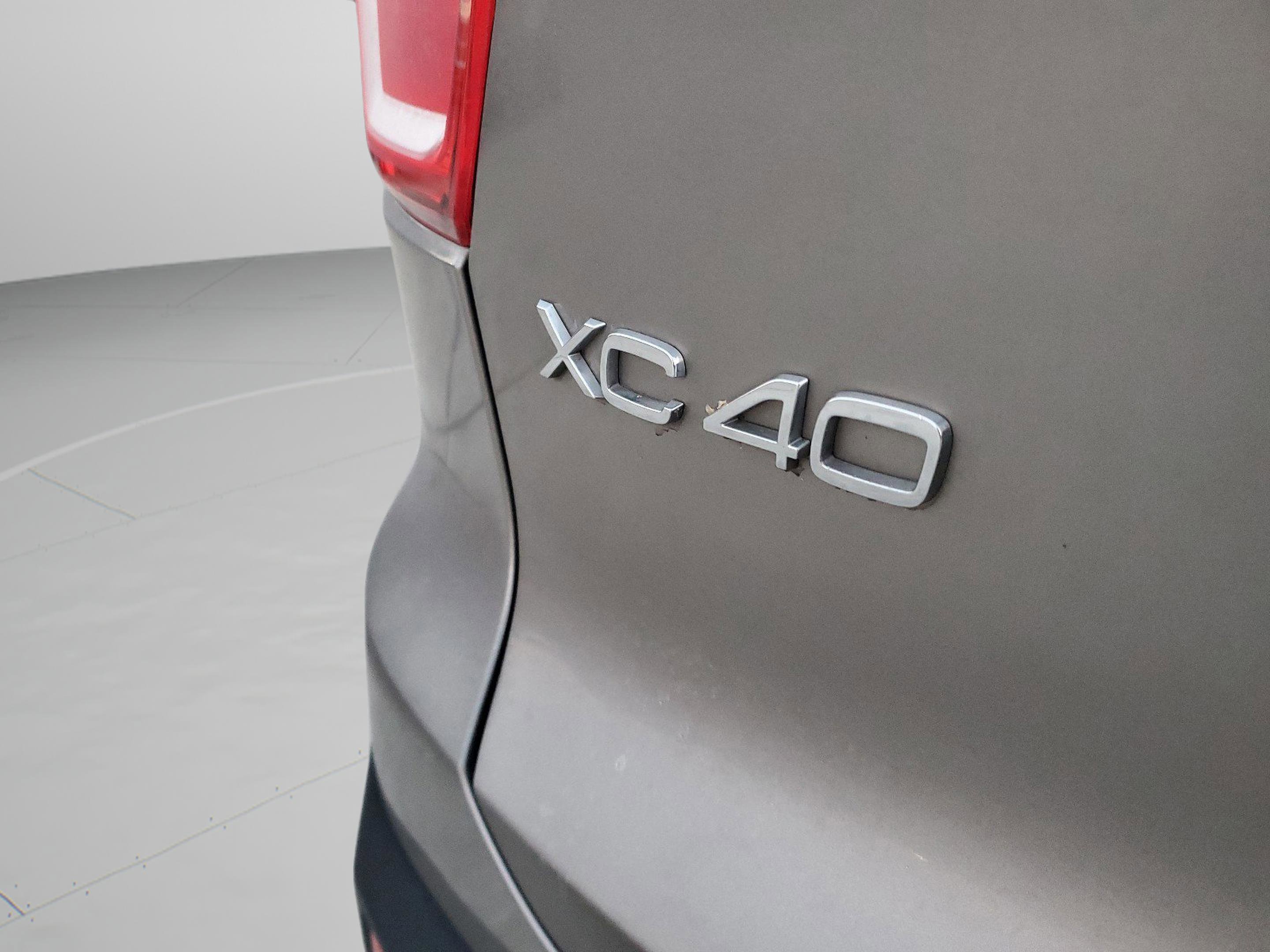 Used 2022 Volvo XC40 T5 R-Design w/ Advanced Package image 7