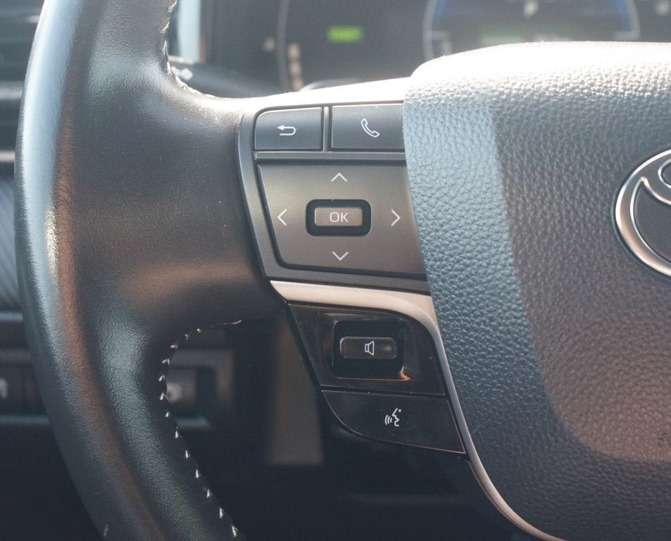Used 2025 Toyota Camry SE FWD image 9