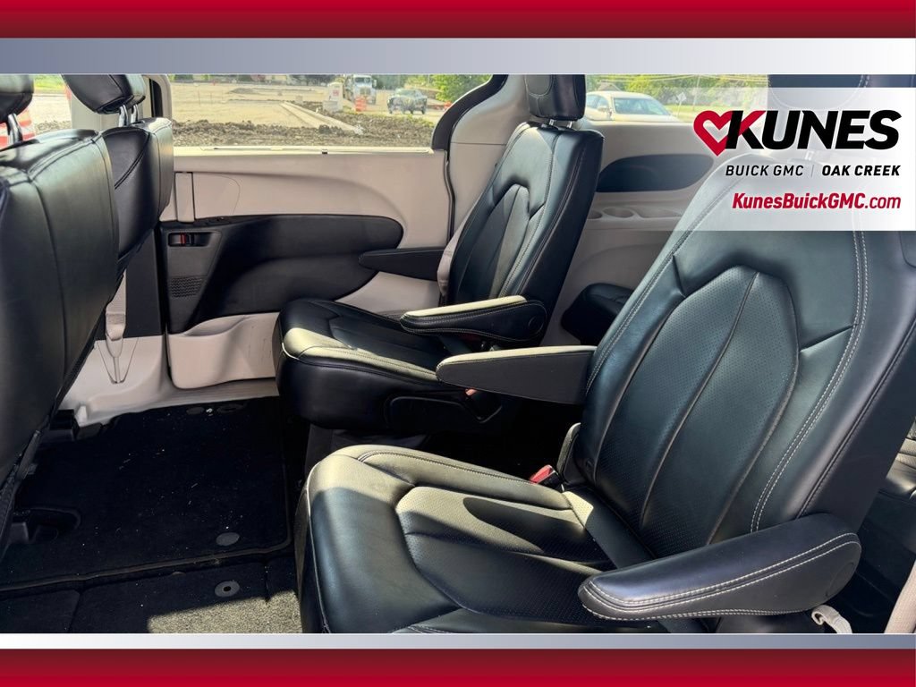 Used 2023 Chrysler Pacifica Touring-L FWD image 10