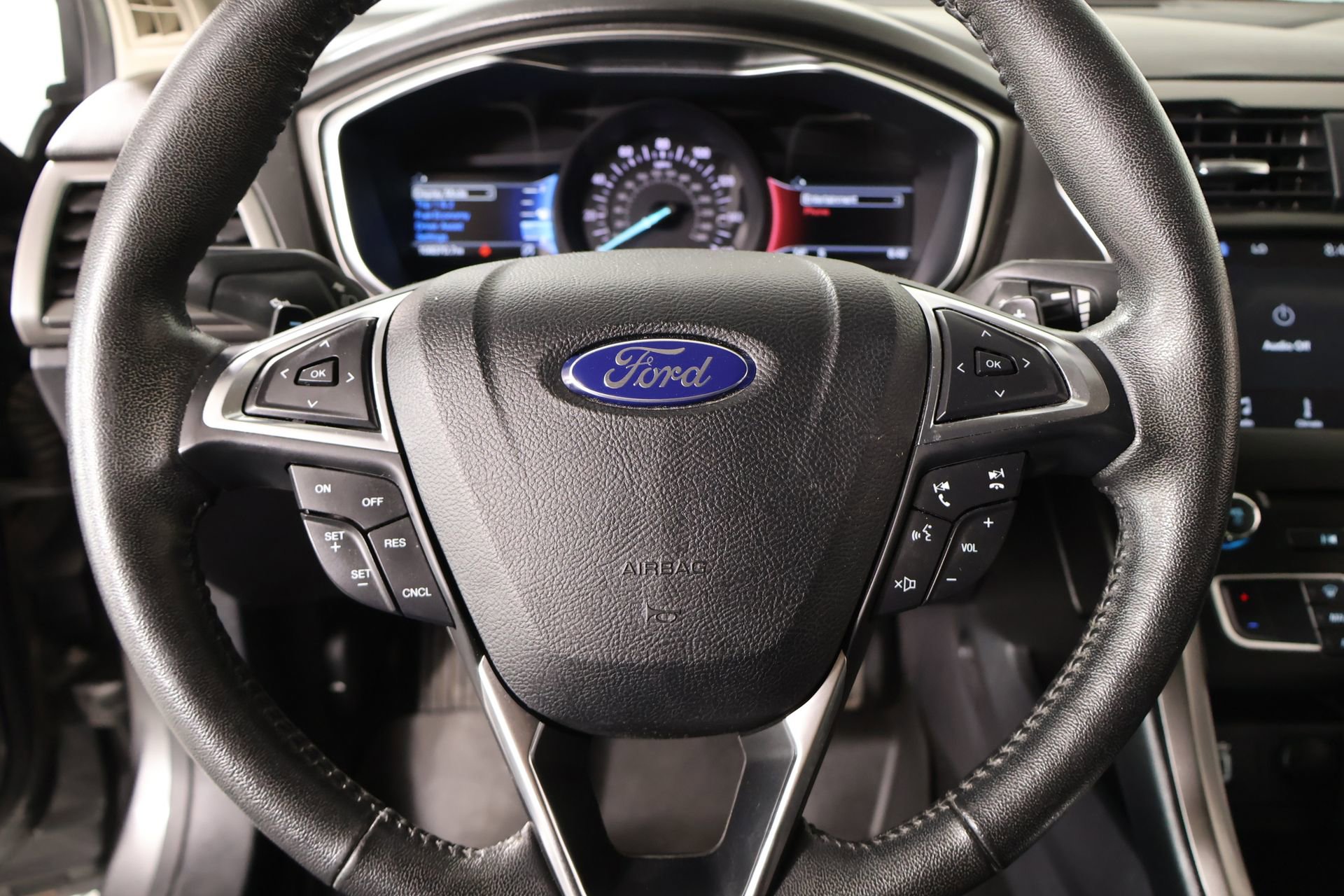 Used 2017 Ford Fusion SE w/ Equipment Group 201A FWD image 3
