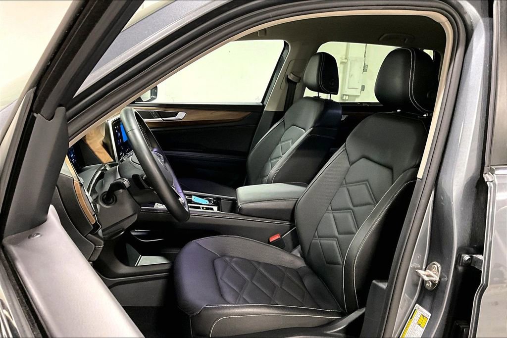 Used 2025 Volkswagen Atlas SE image 33