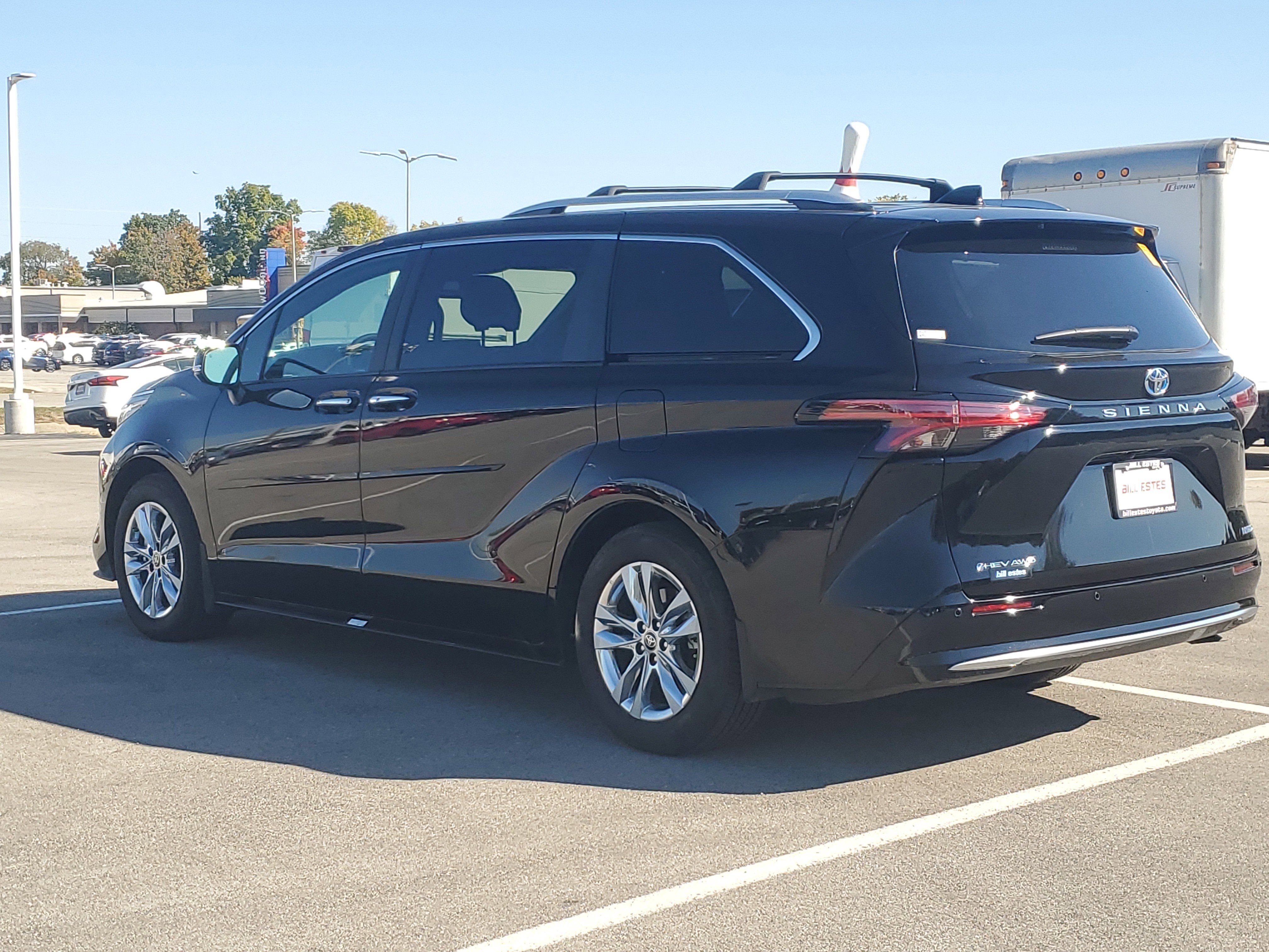 Used 2025 Toyota Sienna Limited image 4