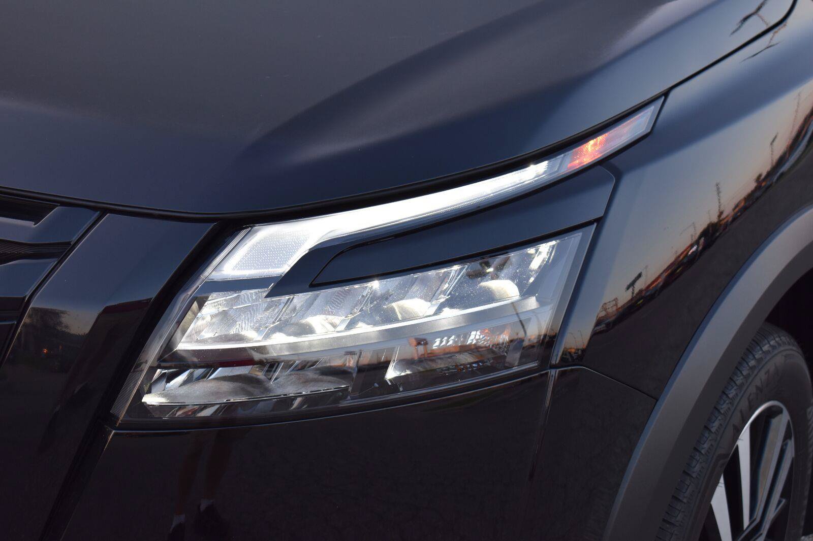 Used 2025 Nissan Pathfinder Platinum w/ Black Appearance Package FWD image 22