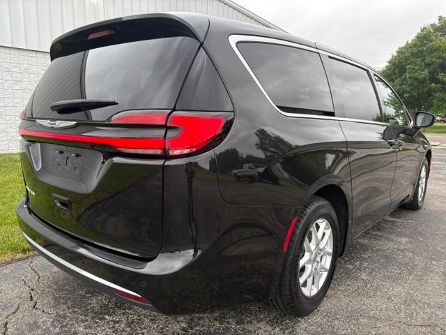 Used 2023 Chrysler Pacifica Touring-L FWD image 17