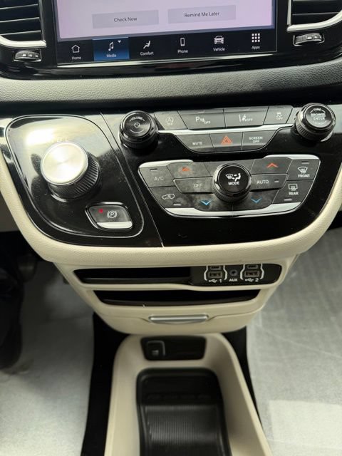 Used 2023 Chrysler Pacifica Touring-L FWD image 28