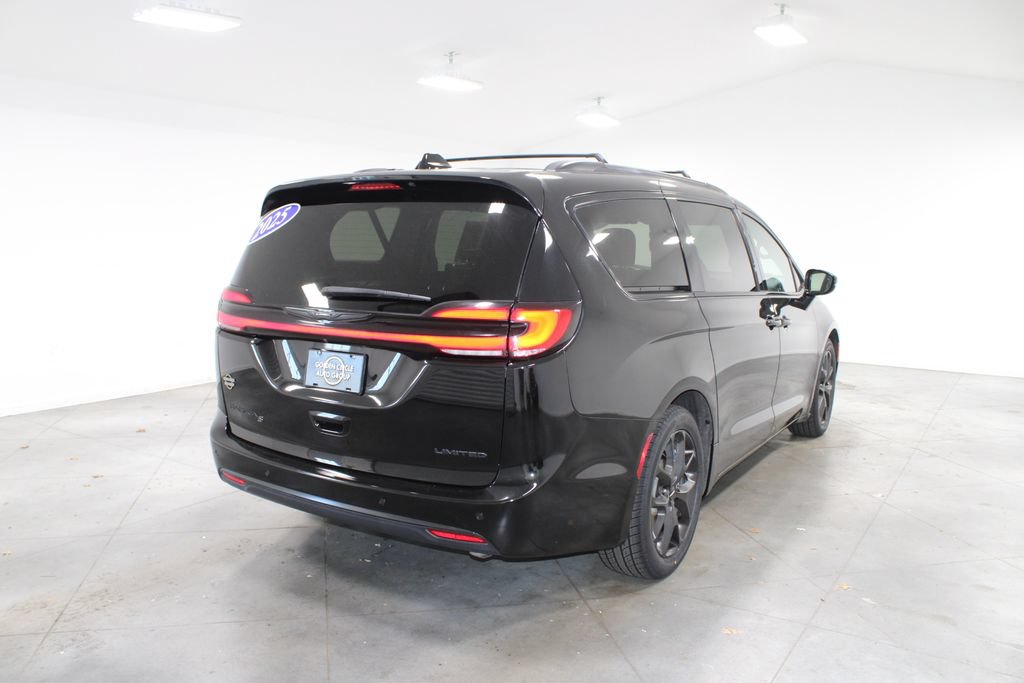 Used 2025 Chrysler Pacifica Limited FWD image 9