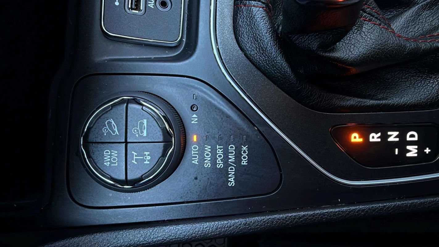 Used 2019 Jeep Cherokee Trailhawk w/ Comfort/Convenience Group AWD/4WD image 15