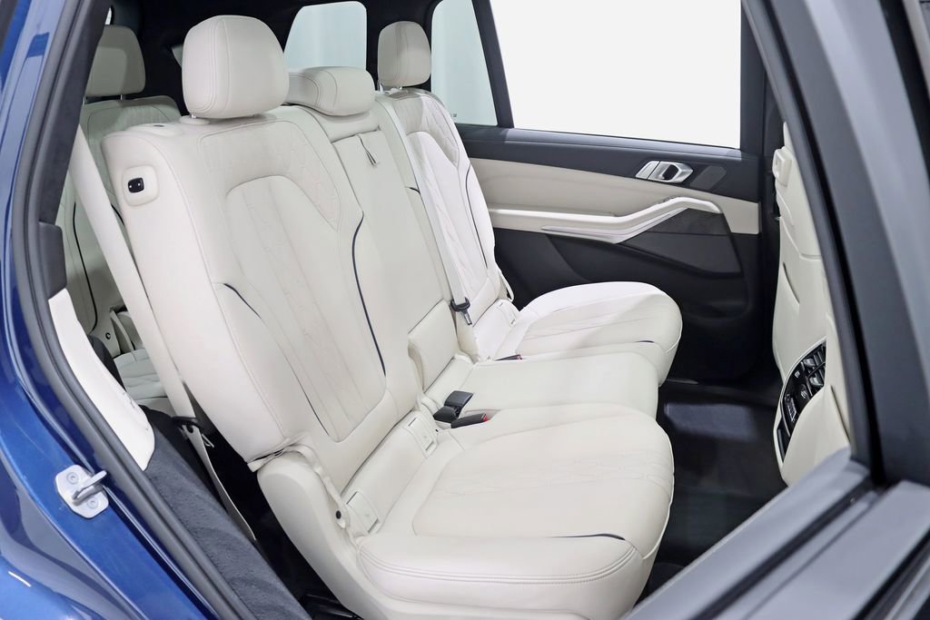 Used 2022 BMW X7 M50i image 34
