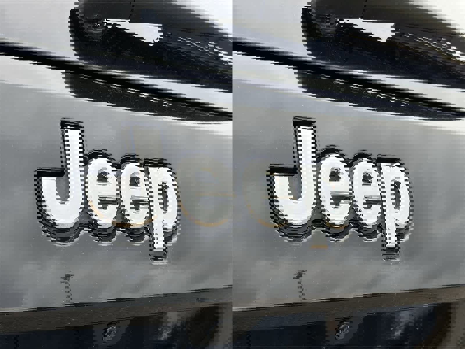 Used 2017 Jeep Grand Cherokee Overland w/ Jeep Active Safety Group image 12