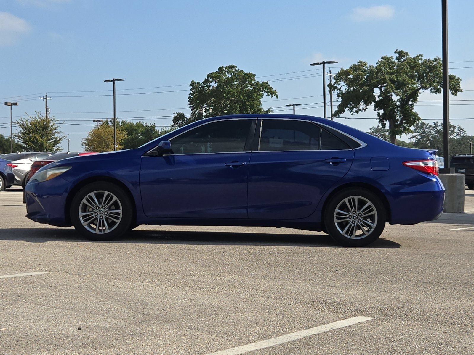 Used 2015 Toyota Camry SE FWD image 2