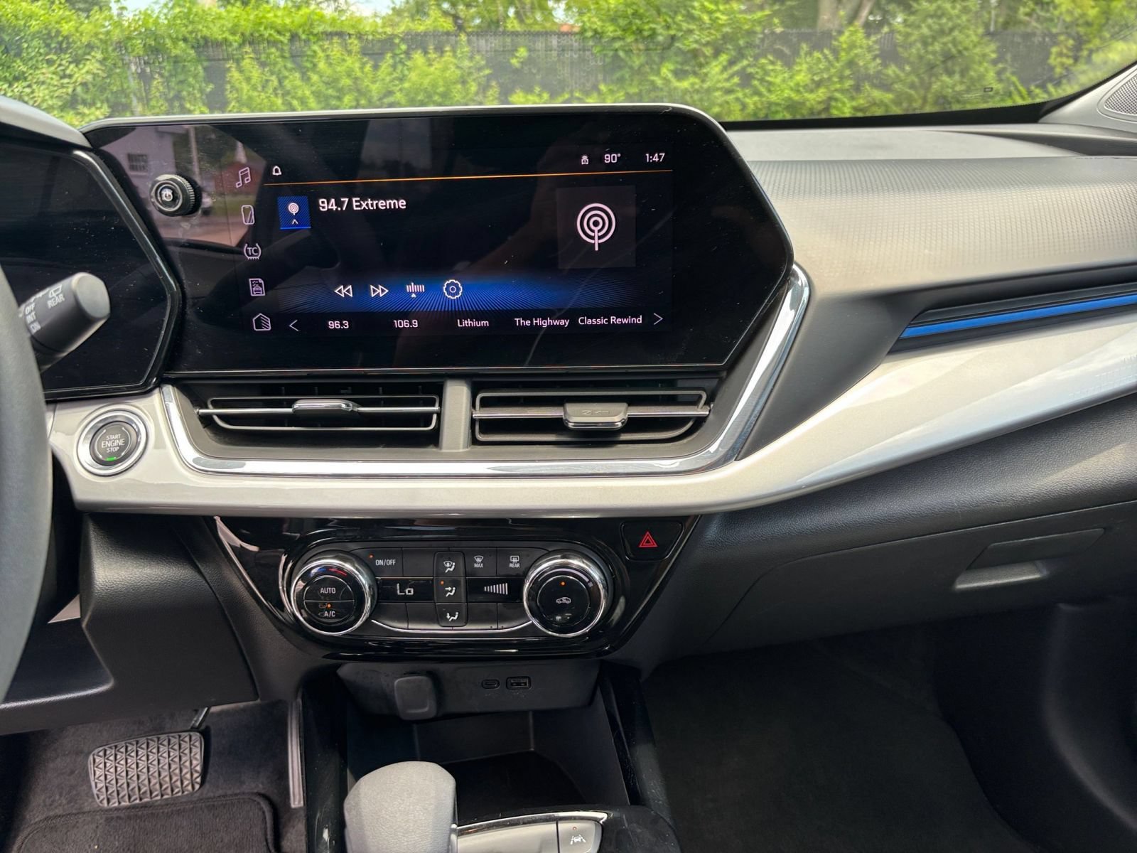 Used 2025 Chevrolet Trax LT FWD image 17