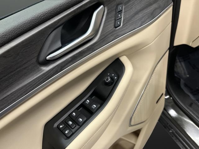 Used 2025 Jeep Grand Cherokee Limited w/ Luxury Tech Group II image 31