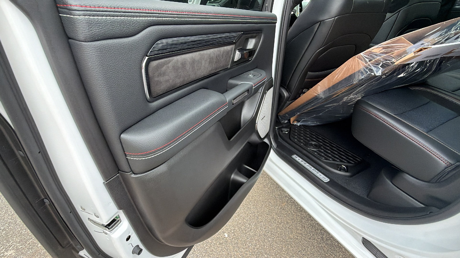 New 2026 RAM 1500 Laramie AWD/4WD image 19