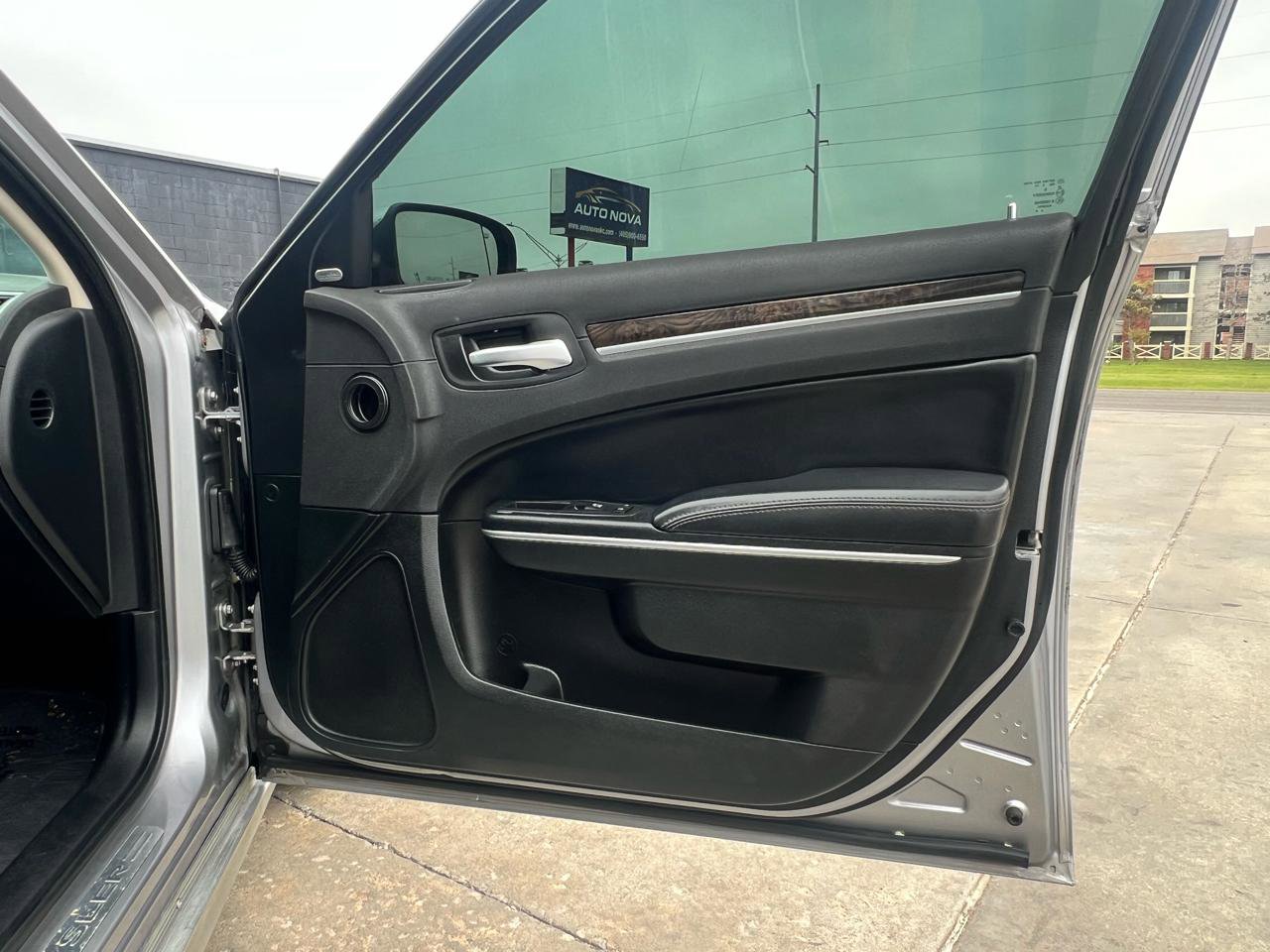 Used 2017 Chrysler 300 C RWD image 24