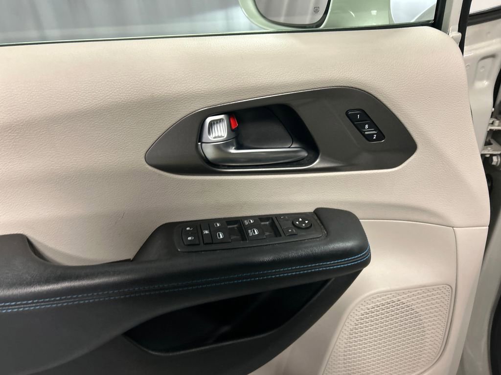 Used 2021 Chrysler Pacifica Touring-L FWD image 12