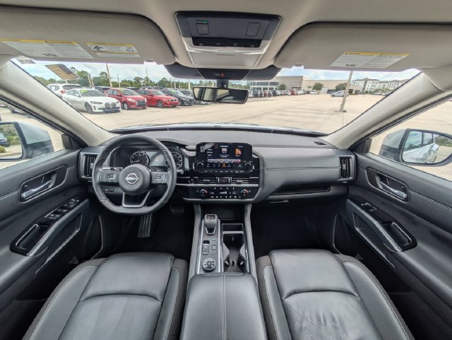 Used 2025 Nissan Pathfinder SL AWD/4WD image 36