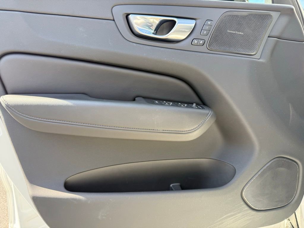 Used 2023 Volvo XC60 B5 Plus image 5