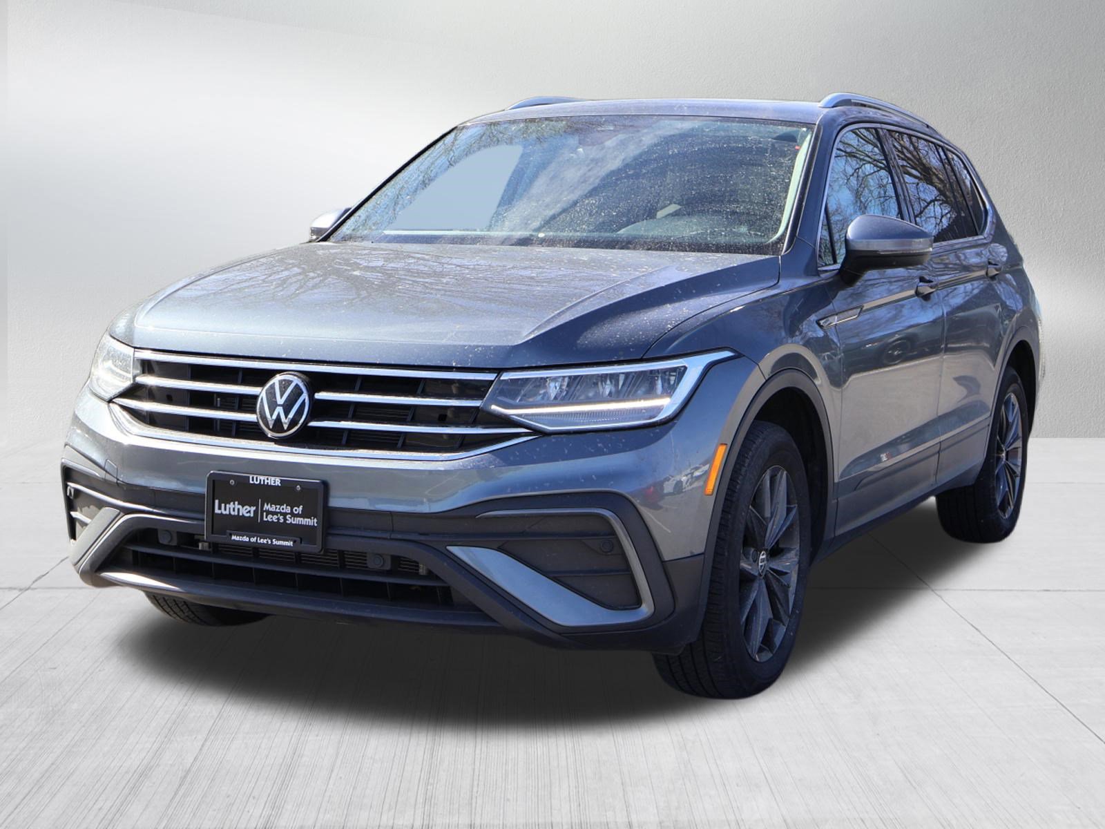 Used 2023 Volkswagen Tiguan SE w/ Panoramic Sunroof Package image 3